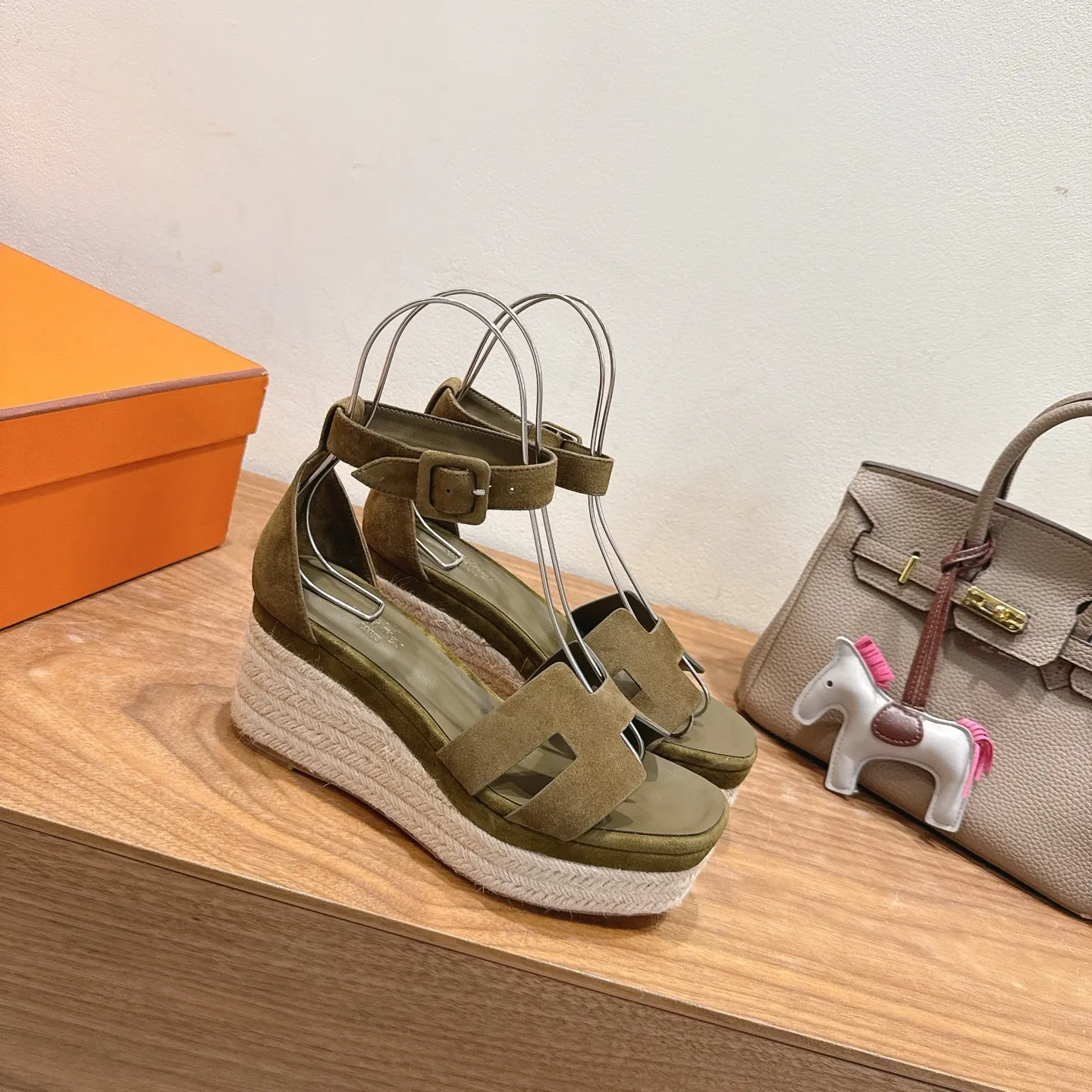 👟👟Ex-factory price 720👟👟 Hermes... a Eclair 2025 new color + popular series, the version is super positive, with a certain thickness, which makes the legs longer! Breathable, comfortable calfskin, spring and summer color matching, this item is both beautiful and comfortable! Channel supply code size: 35-39 can be ordered as 40.41 with airplane box ➕20